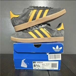 New Adidas MANCHESTER UNITED Gazelles. Men’s 8.5/ Women’s 9.5
